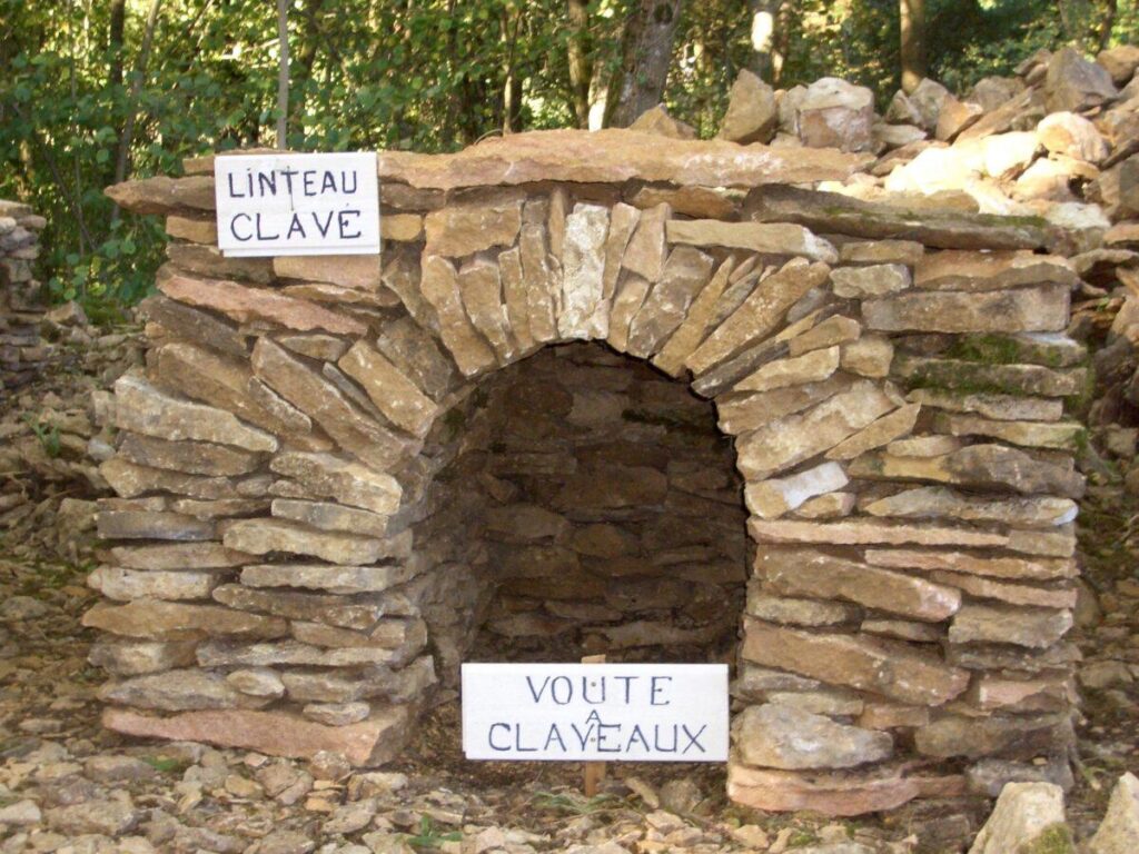 Linteau à clave et voûte à claveaux