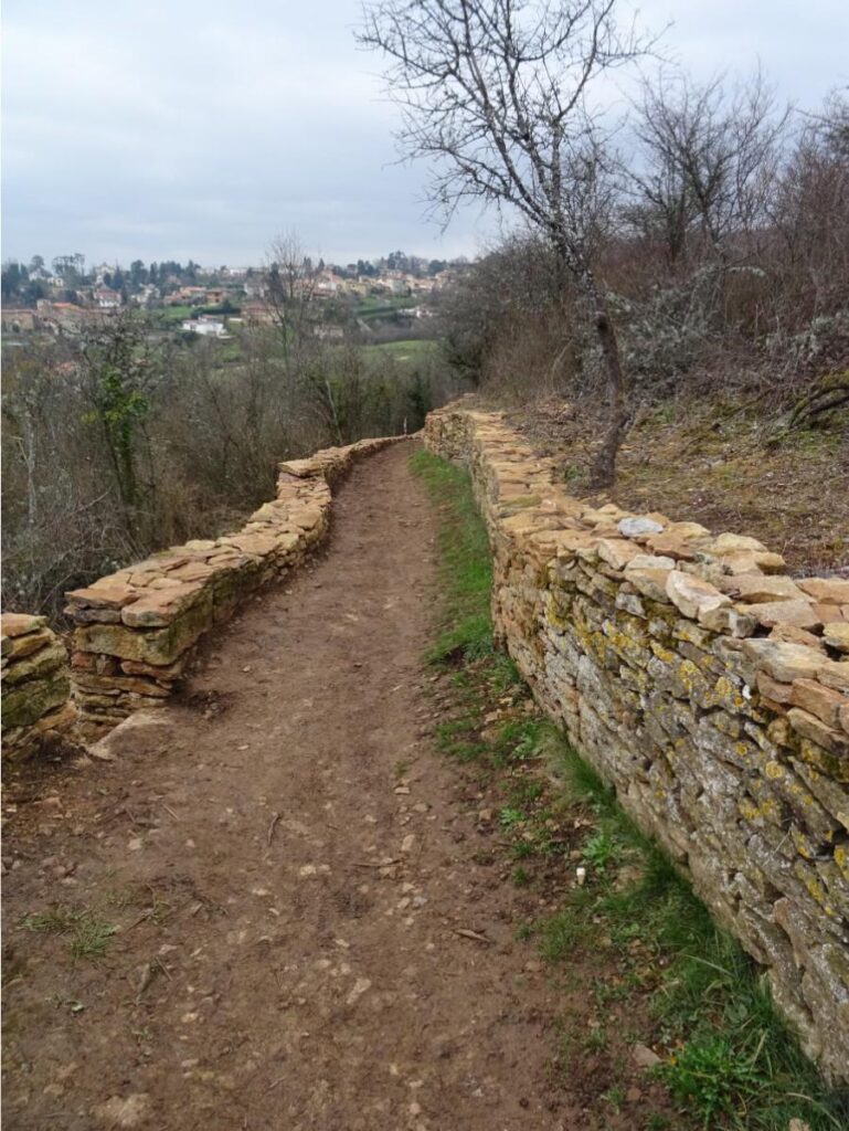 en descendant vers le chemin des gorges