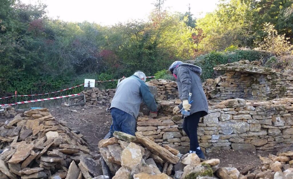 La caborne en cours de remise en état sur le chemin du Bois de Pins