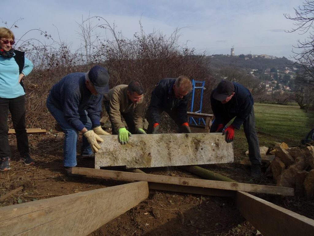 Le linteau le plus imposant doit approcher les 200kg