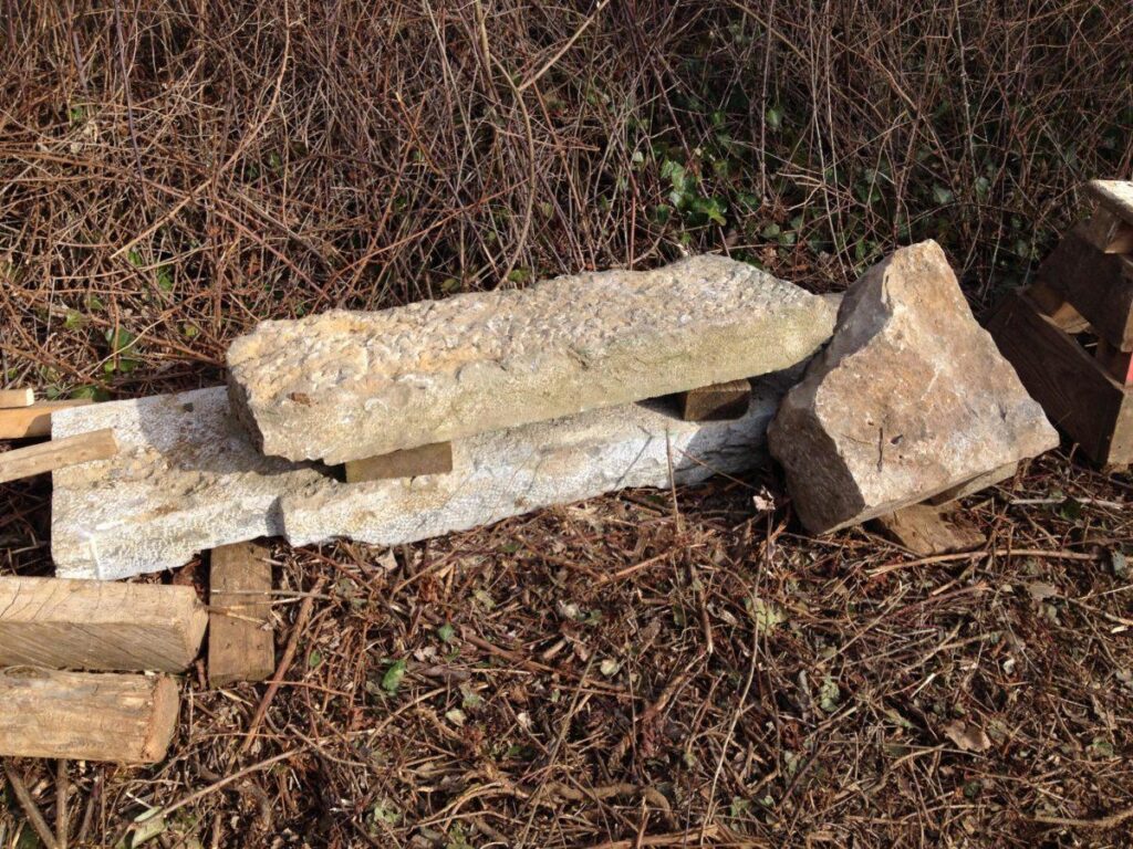 Les linteaux qu'il va falloir hisser au dessus de l'entrée