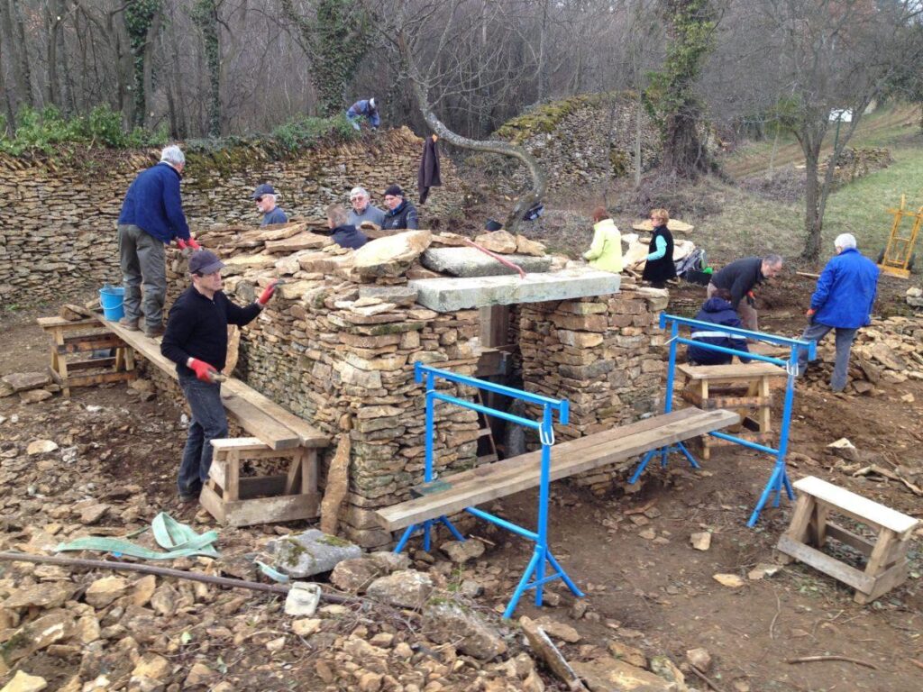 Le linteau posé, l'encorbellement peut maintenant progresser