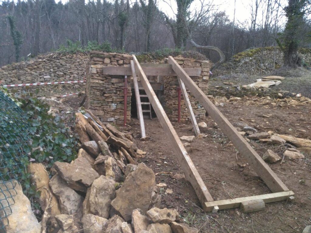 À l'aide d'une structure créée sur place et sur mesure