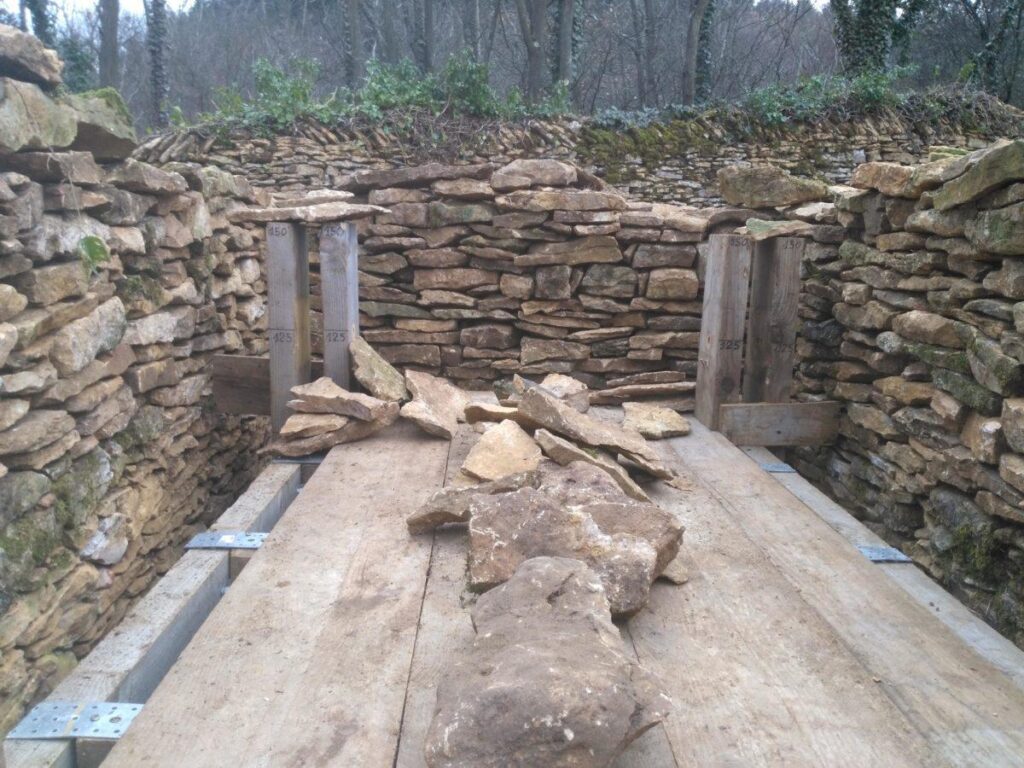 Cette structure de bois permet de travailler en hauteur plus facilement