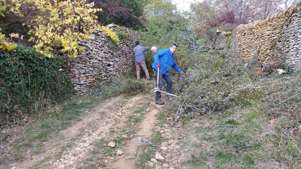 Le débroussaillage du chemin du Bois de Pins en octobre 2016