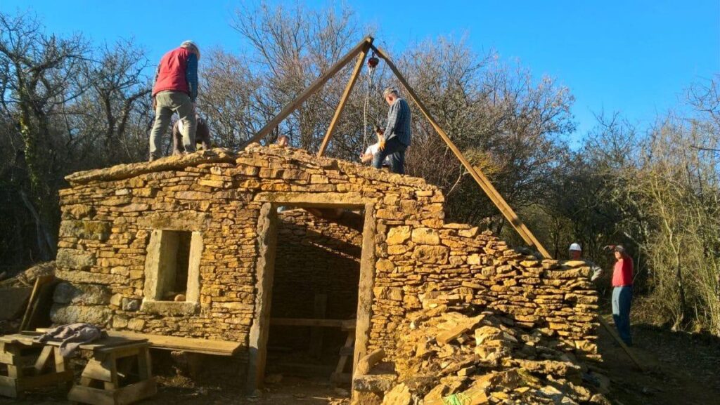 Caborne en cours de rénovation sur le chemin du Bois de Pin à Saint Didier au Mont d'Or